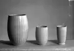 Tre urnor i olika former.