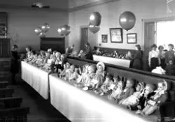 Kvinnor i utställningslokal med ballonger, samt större docks