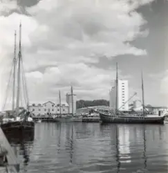 Öland, Borgholm. Parti av hamnen med spannmålssilo och motor