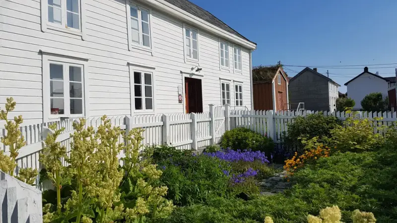 Inngjerdet hage ved Sanden museum i 2018