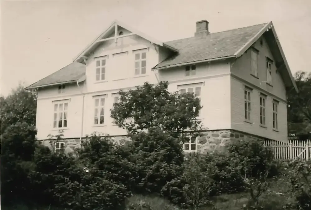 Hagen foran Rosvoll prestegård ca. 1950