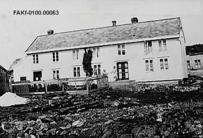 Gammelt bilde av våningshuset og hagen ved Sanden på Veiholmen