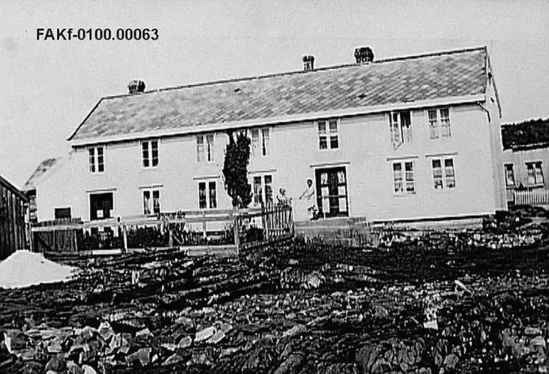 Gammelt bilde av våningshuset og hagen ved Sanden på Veiholmen