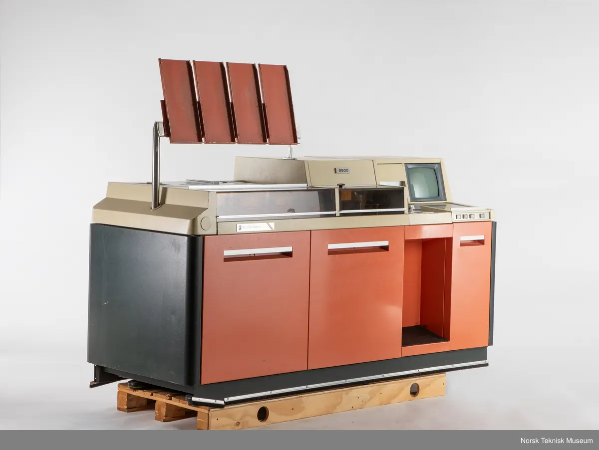 Inkluderer løst panel og to løse skjørt samt noen løse deler.