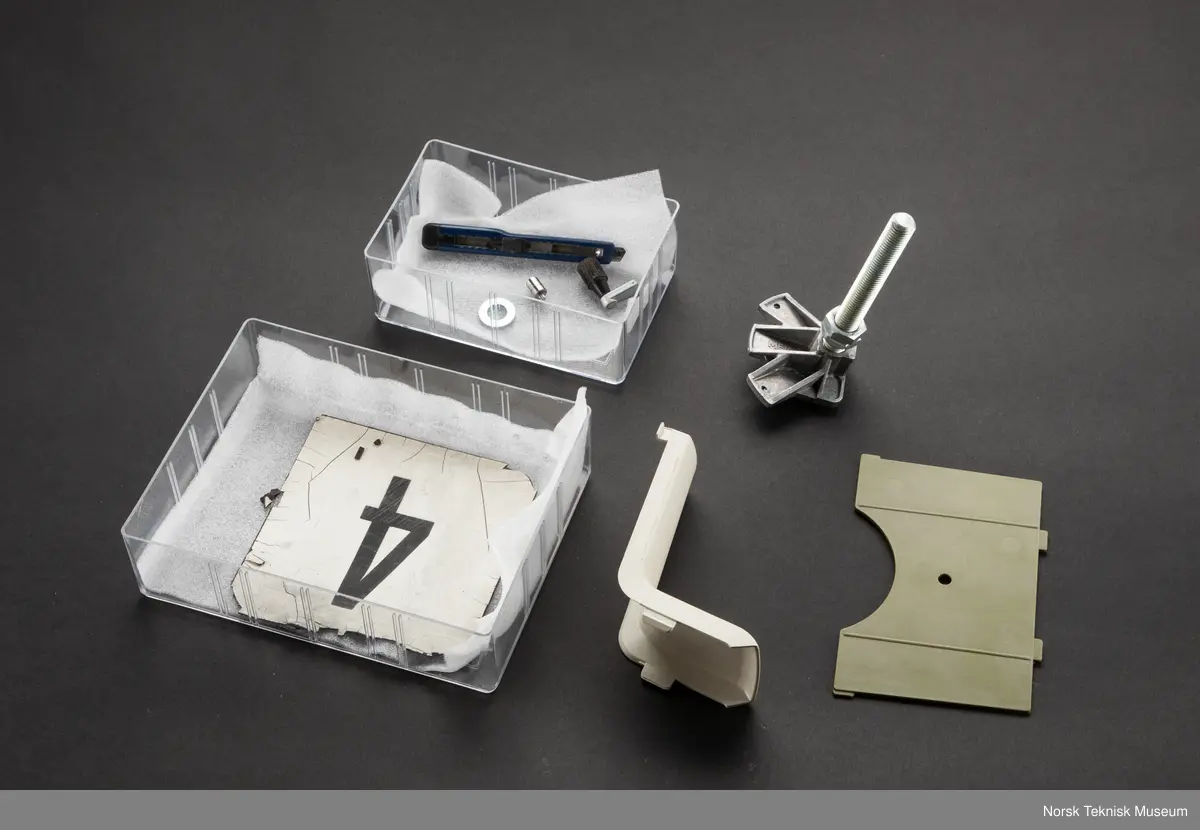 Inkluderer løst panel og to løse skjørt samt noen løse deler.