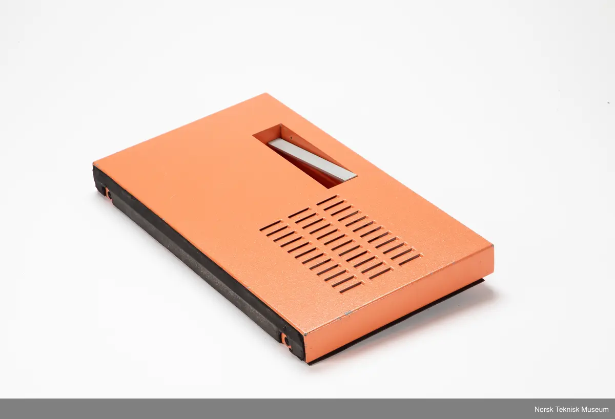 Inkluderer løst panel og to løse skjørt samt noen løse deler.