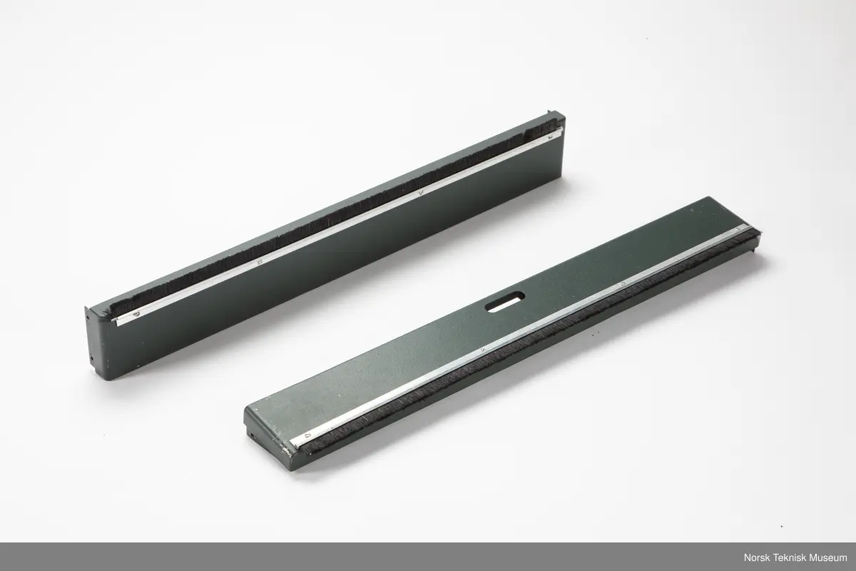 Inkluderer løst panel og to løse skjørt samt noen løse deler.