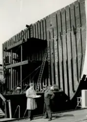 Arbeidsstudieingeniør i samtale med Aker-arbeider, muligens 