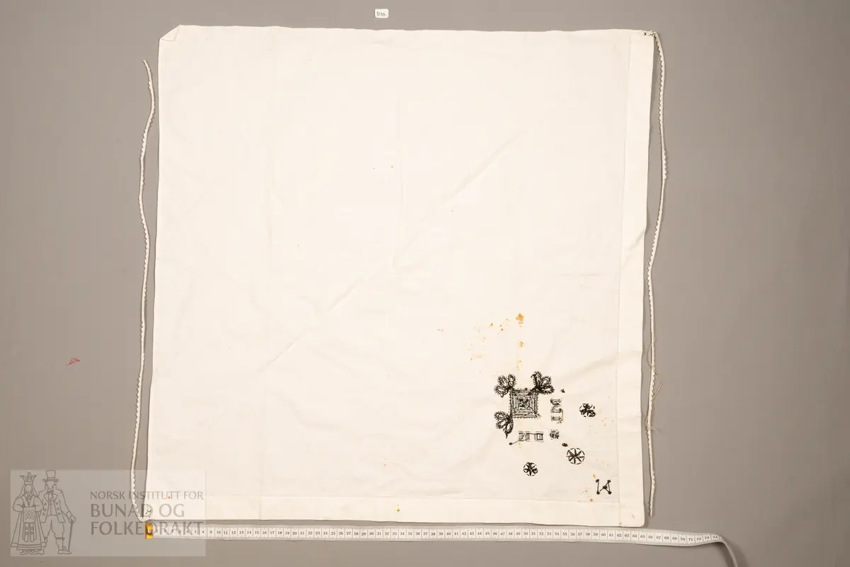 Skaut sydd av stødig, fast bomullslerret (24 tråder x 24 tråder per cm.). Bretta diagonalt. Broderi i eine snippen, av svart, tjukk silketråd og glasperler i mellomblå, mørk transparant blå, transparant grøn, transparant gul, og ei perle transparant raud.
Innbrodert med korssting initialane: "M.L.D.H."
Kjedesting, stilkesting og korssting.
Langs båe sider av den broderte snippen er bretta ein brei fald sydd ned med enkel holfald.
Også jare langs ei side og ein smalbretta fald sydd ned med små faldesting i den fjerde sida.
Knyteband av smalt, kvitt blondeband i bomull.

Om skautet i "Hovdatyet" av Eli Drønen: "Skautet var av lerret og sydd med svart tråd i korssting i nakken, ca. 67 x 67 cm. Skautebanda vart festa i to endar av skauten, dei er i ripsvevnad 58 cm x 1,3. Skautet vart lagt i trekant og sett på hua. Det vart kryssa bak, og skautspissane rakk til øyrene, og vidare vart skautebanda kryssa framme ca. 3 cm innpå skautet og ført vidare og knytt bak under skautet. Endene av banda vart putta innunder skautet. (...) Skautet var brukt utanpå rundhua, når dei gjekk til kyrkje, i gjestebod og i bryllaup."