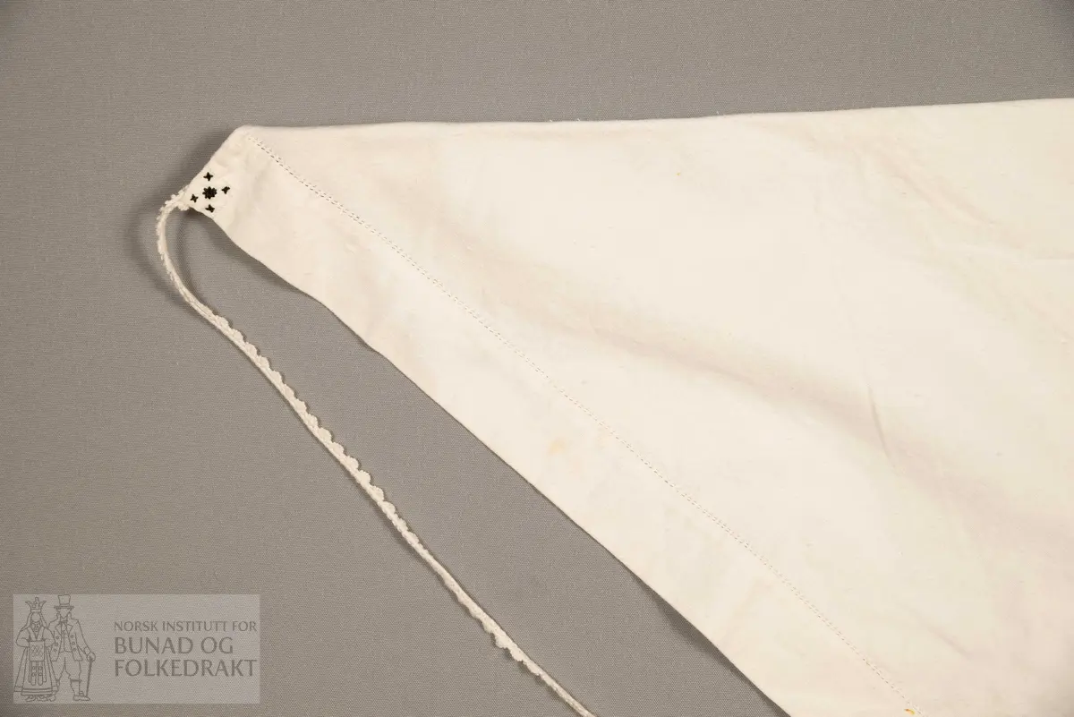 Skaut sydd av stødig, fast bomullslerret (24 tråder x 24 tråder per cm.). Bretta diagonalt. Broderi i eine snippen, av svart, tjukk silketråd og glasperler i mellomblå, mørk transparant blå, transparant grøn, transparant gul, og ei perle transparant raud.
Innbrodert med korssting initialane: "M.L.D.H."
Kjedesting, stilkesting og korssting.
Langs båe sider av den broderte snippen er bretta ein brei fald sydd ned med enkel holfald.
Også jare langs ei side og ein smalbretta fald sydd ned med små faldesting i den fjerde sida.
Knyteband av smalt, kvitt blondeband i bomull.

Om skautet i "Hovdatyet" av Eli Drønen: "Skautet var av lerret og sydd med svart tråd i korssting i nakken, ca. 67 x 67 cm. Skautebanda vart festa i to endar av skauten, dei er i ripsvevnad 58 cm x 1,3. Skautet vart lagt i trekant og sett på hua. Det vart kryssa bak, og skautspissane rakk til øyrene, og vidare vart skautebanda kryssa framme ca. 3 cm innpå skautet og ført vidare og knytt bak under skautet. Endene av banda vart putta innunder skautet. (...) Skautet var brukt utanpå rundhua, når dei gjekk til kyrkje, i gjestebod og i bryllaup."