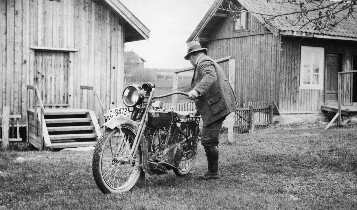 En mann med motorsykkel. 