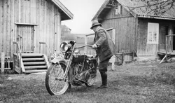 En mann med motorsykkel.