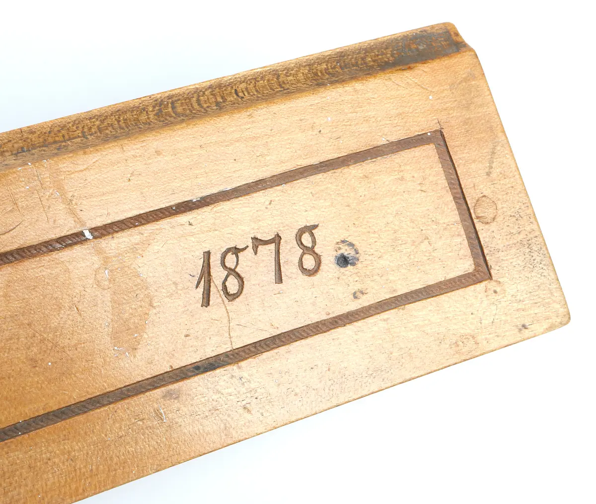 Linjal av ljust trä. Märkt "Af G F Beckman" "1878". Med snidade blommor, blad och banderoll på mittten, märkt P Svanbeck. 

Insrivet i huvudbok år 1969.