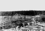 Vy över kraftverksbygge i skogsbygd.
Forshults kraftstation, färdig 1911.