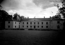 Storfors herrgård i parkliknande trädgård.