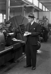 Skoghallsverken, Uddeholms AB. Tidsstudieman iklädd kostym o