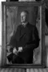 Porträttmålning gjord av David Tägtström.
David Tägtström (1894-1981). Målare, grafiker och tecknare. Fick sin första undervisning i måleri tillsammans med Axel Fridell och Hans Norsbo på T. Glasells aftonskola i Falun 1911-12 samt i Leksand av Emerik Stenberg. Han var elev vid Konsthögskolan 1912-16 och fortsatte sina studier i Europa och USA. Tägtström var en mycket populär porträttmålare, detta på grund av sin förmåga att såväl karaktärisera modellerna som att återge likhet, samtidigt som hans måleri fyllde stora konstnärliga krav. I botten i hans konst finns en tradition från den föregående generationens stora porträttmålare från Dalarna. Han var även en skicklig porträttör i teckning och grafik. Tillhör de samtida Falugrafikerna liksom Stig Borglind (se DG 313:53:140).