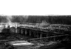 Vy över kraftverksbygge i skogsbygd.
Forshults kraftstation, färdig 1911.