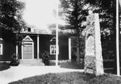 Minnessten framför kungsgård med texten: Åt minnet af grunda