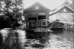 Lundsberg 1922. Kvarnen och sågen, byggda på 1870-talet på g