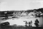 Vy över Torskebäcken på 1890-talet.
Från vänster, herrgården, dess ekonomibyggnader, bergsmännens järnbodar, rostugnen, masugnen.