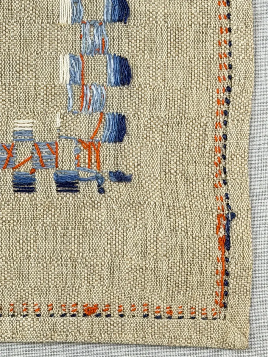 Duk gjord av halvlinne i sålldräll och broderi utfört med både bomulls- och lingarn i förstygn, raka kors- ovanpå sneda korsstygn och stjälksöm. Duken har 1cm bred dubbelvikt fåll runt om samt sneda hörn, vilka är sydda med kaststygn.