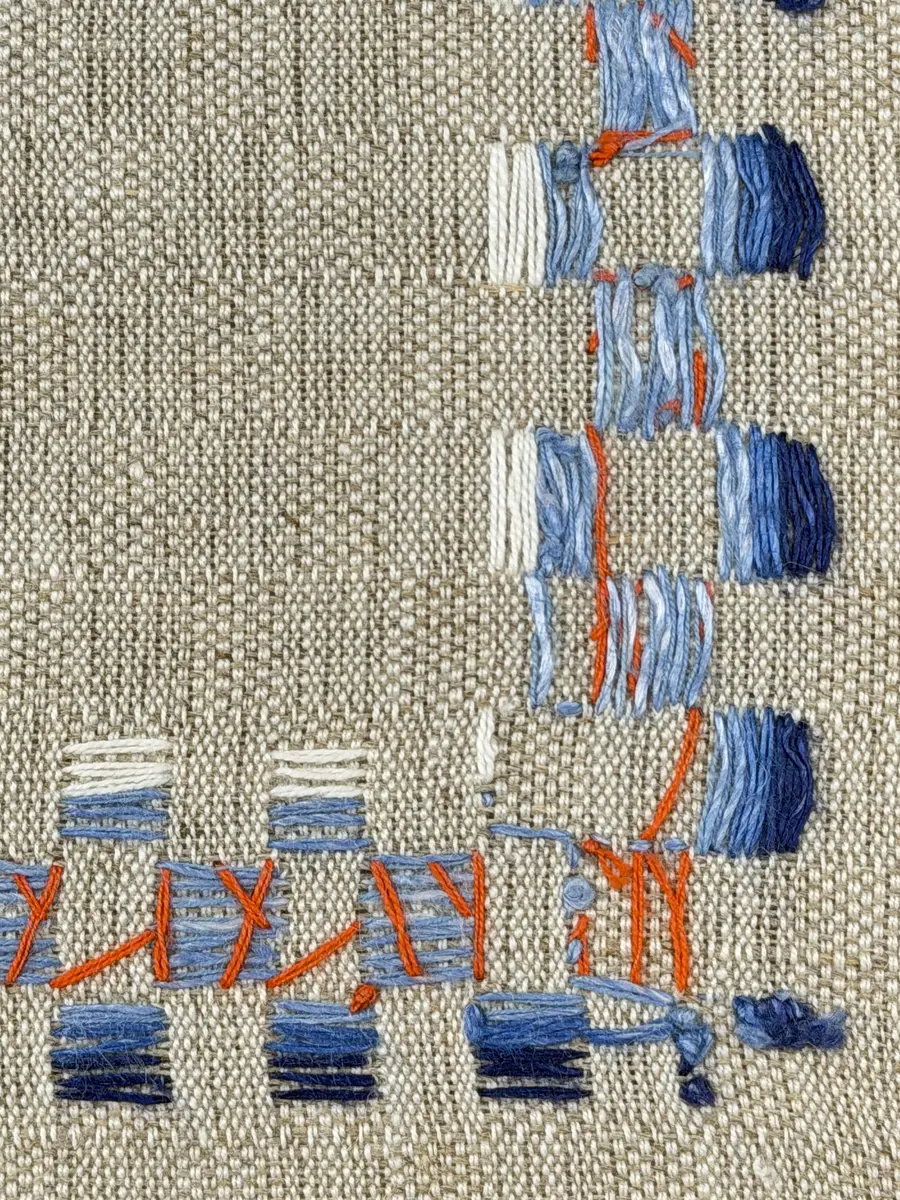 Duk gjord av halvlinne i sålldräll och broderi utfört med både bomulls- och lingarn i förstygn, raka kors- ovanpå sneda korsstygn och stjälksöm. Duken har 1cm bred dubbelvikt fåll runt om samt sneda hörn, vilka är sydda med kaststygn.