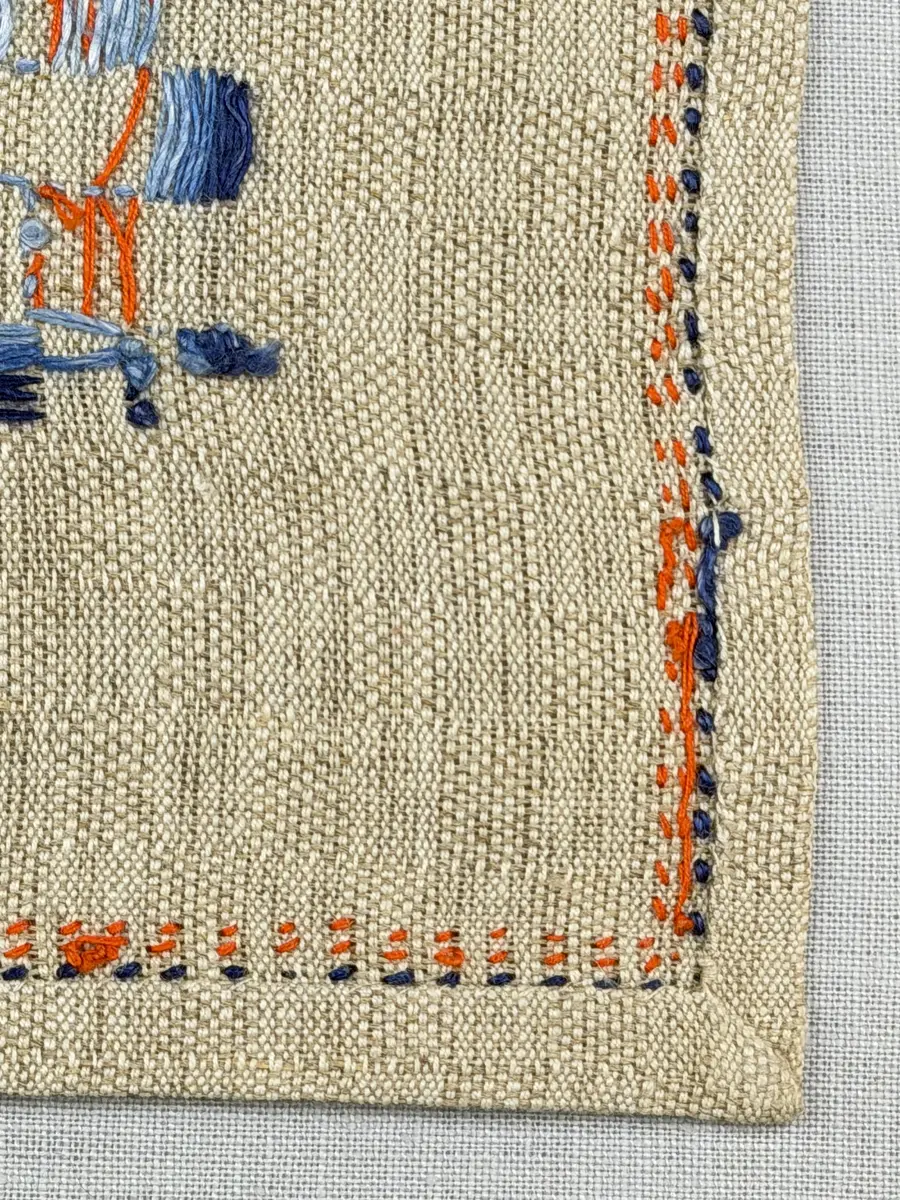 Duk gjord av halvlinne i sålldräll och broderi utfört med både bomulls- och lingarn i förstygn, raka kors- ovanpå sneda korsstygn och stjälksöm. Duken har 1cm bred dubbelvikt fåll runt om samt sneda hörn, vilka är sydda med kaststygn.