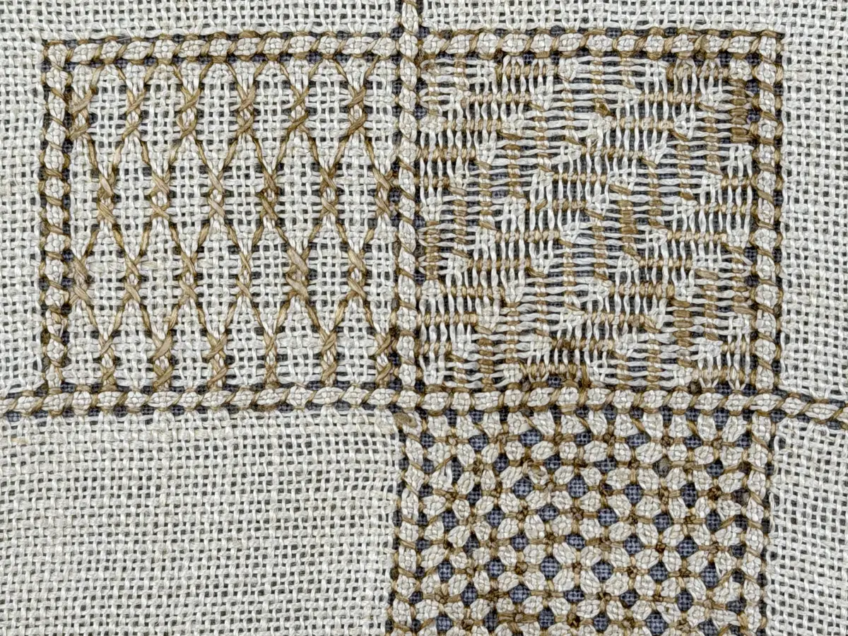 Åttkantig duk gjord av linneväv med 10tr/cm i tuskaft och broderi utfört med lingarn i sex olika bottensömmar. Dukens kanter har en 16mm bred dubbelvikt fåll runt om fastsydd med kaststygn samt en myrgångs- söm.