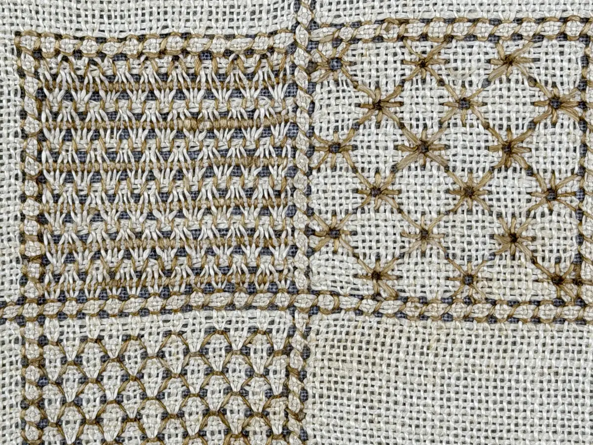 Åttkantig duk gjord av linneväv med 10tr/cm i tuskaft och broderi utfört med lingarn i sex olika bottensömmar. Dukens kanter har en 16mm bred dubbelvikt fåll runt om fastsydd med kaststygn samt en myrgångs- söm.