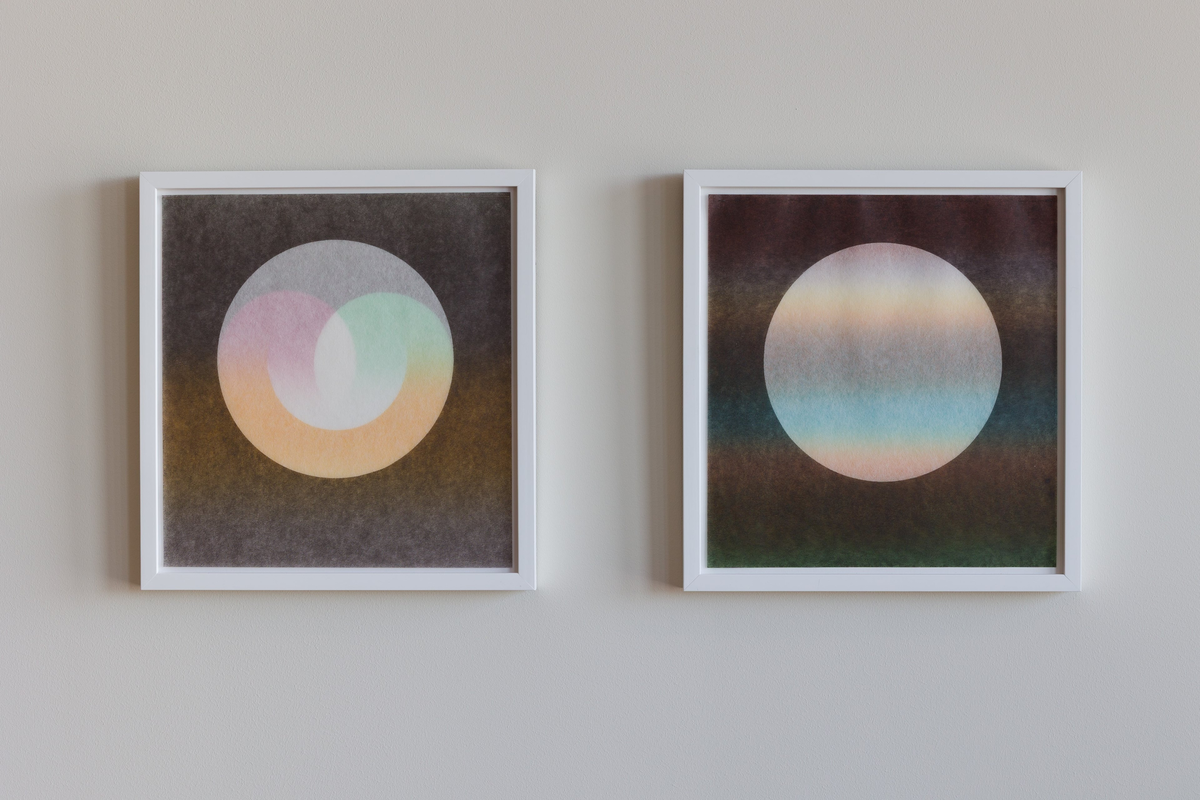 En sirkel med tre halvsirkler inni