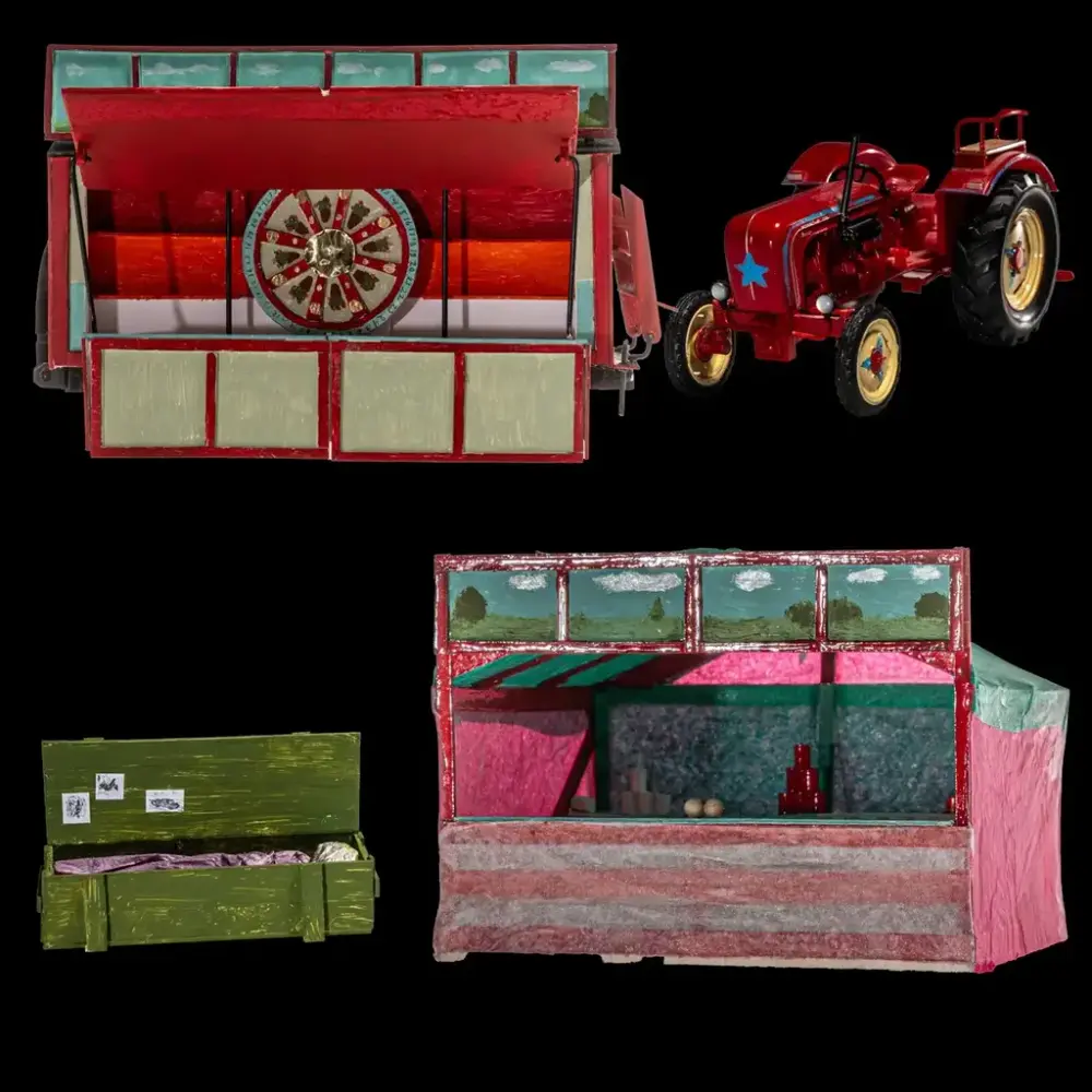 Traktor och olika vagnar som tillhör ett tivoli.