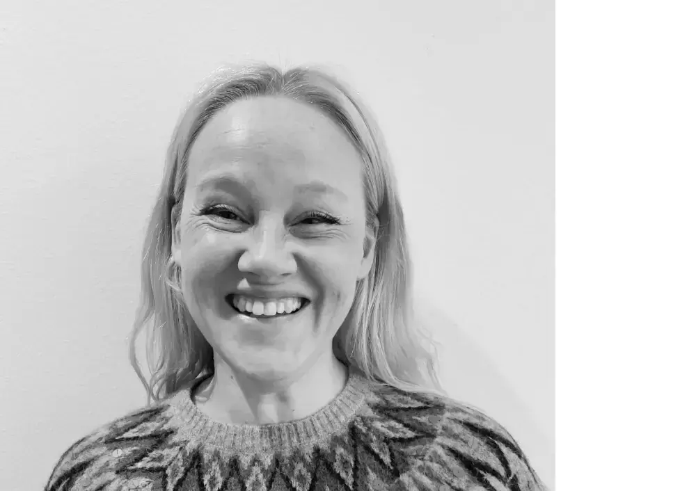 Portrettbilde av Lise - dame med langt hår og strikkegrense