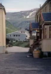 Gårdsrom i bebyggelsen kalt "Mexico". Inngangsparti i murhus