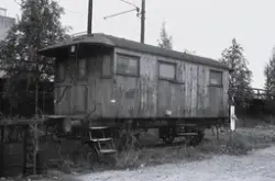 Hensatt konduktørvogn litra F nr. 1010 ved Nyland holdeplass