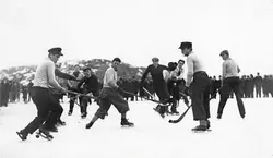 I. K. Fellows skridskoklubb. Bandymatch i långedrag. Hörna v