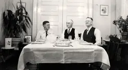 John Adell, Georg Magnusson och Valfrid Svensson vid middags