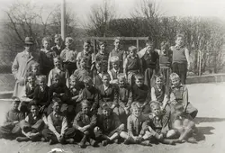 Magister Gösta Andrén med skolklass. Centralskolan . 3 klass