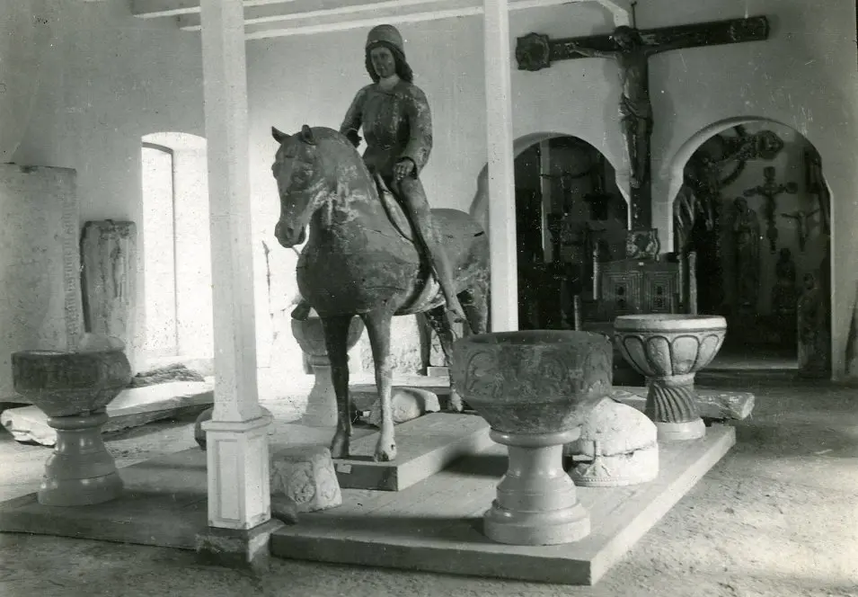 Skulptur av trä föreställande ryttare (Sankt Göran) till häst.

Ryttaren är klädd i delvis försilvrad rustning med guldapplikationer och en guldfärgad vapenrock. Jackan har blomformade urtagningar på armarna. Håret är långt, lockigt och brunt och han bär en nästan cylindrisk huvudbonad. Skulpturen är hel runt om och hästen är ihålig inuti.

Ett rött Göranskors och hästens ursprungliga färg (apelkastad gråskimmel) talar för att det rör sig om en Sankt Görans-gestaltning. Johnny Roosval skriver i "Medeltida konst i Gotlands Fornsal" att skulpturen dateras till tiden 1460-1500. Roosval skriver vidare att skulpturen hört till en enhet med bland annat en drak- och prinsessframställning efter S:t Görans-myten.

Skulpturen har flera tydliga färgrester av bland annat rött och blått på hästen, rött på ryttarens jacka och mössa samt ringbrynjemålning på benen. På hästen finns flera ristade märken: bomärken och initialer, som Roosval daterar till 1500-talet.

Ryttaren restaurerades troligen vid mitten av 1600-talet och omarbetades då till en ryttare från 30-åriga kriget, varvid den lansbärande högerarmen togs bort och troligen ersattes med en arm som förde ett svärd eller en värja i paradställning. Att döma av ett övermålat årtal gjordes detta efter 1647.

Skulpturen är med all säkerhet ett arbete från en verkstad i Lübeck.