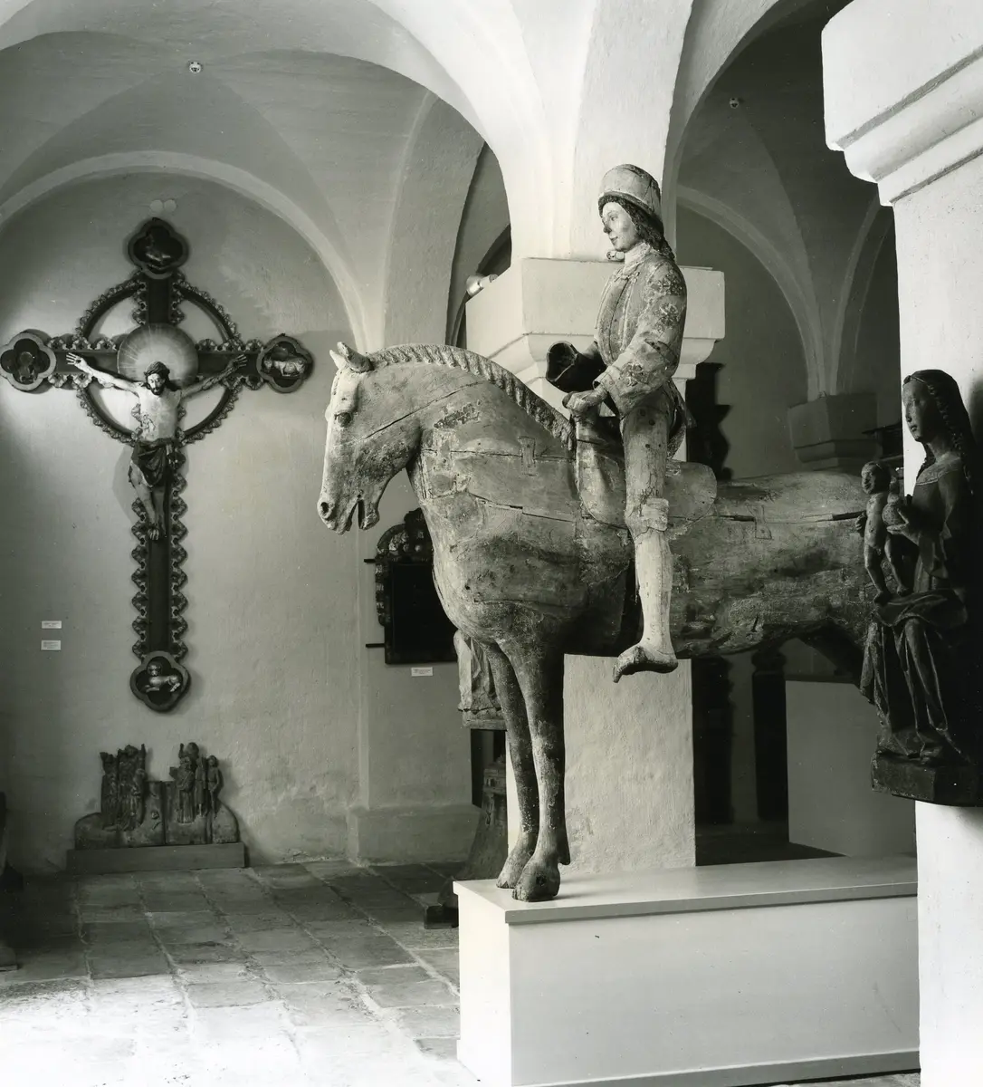 Skulptur av trä föreställande ryttare (Sankt Göran) till häst.

Ryttaren är klädd i delvis försilvrad rustning med guldapplikationer och en guldfärgad vapenrock. Jackan har blomformade urtagningar på armarna. Håret är långt, lockigt och brunt och han bär en nästan cylindrisk huvudbonad. Skulpturen är hel runt om och hästen är ihålig inuti.

Ett rött Göranskors och hästens ursprungliga färg (apelkastad gråskimmel) talar för att det rör sig om en Sankt Görans-gestaltning. Johnny Roosval skriver i "Medeltida konst i Gotlands Fornsal" att skulpturen dateras till tiden 1460-1500. Roosval skriver vidare att skulpturen hört till en enhet med bland annat en drak- och prinsessframställning efter S:t Görans-myten.

Skulpturen har flera tydliga färgrester av bland annat rött och blått på hästen, rött på ryttarens jacka och mössa samt ringbrynjemålning på benen. På hästen finns flera ristade märken: bomärken och initialer, som Roosval daterar till 1500-talet.

Ryttaren restaurerades troligen vid mitten av 1600-talet och omarbetades då till en ryttare från 30-åriga kriget, varvid den lansbärande högerarmen togs bort och troligen ersattes med en arm som förde ett svärd eller en värja i paradställning. Att döma av ett övermålat årtal gjordes detta efter 1647.

Skulpturen är med all säkerhet ett arbete från en verkstad i Lübeck.