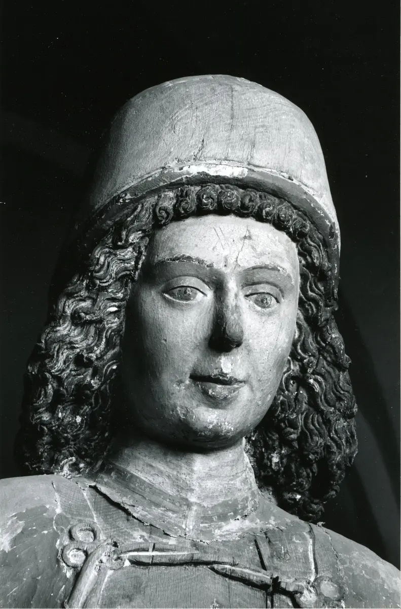 Skulptur av trä föreställande ryttare (Sankt Göran) till häst.

Ryttaren är klädd i delvis försilvrad rustning med guldapplikationer och en guldfärgad vapenrock. Jackan har blomformade urtagningar på armarna. Håret är långt, lockigt och brunt och han bär en nästan cylindrisk huvudbonad. Skulpturen är hel runt om och hästen är ihålig inuti.

Ett rött Göranskors och hästens ursprungliga färg (apelkastad gråskimmel) talar för att det rör sig om en Sankt Görans-gestaltning. Johnny Roosval skriver i "Medeltida konst i Gotlands Fornsal" att skulpturen dateras till tiden 1460-1500. Roosval skriver vidare att skulpturen hört till en enhet med bland annat en drak- och prinsessframställning efter S:t Görans-myten.

Skulpturen har flera tydliga färgrester av bland annat rött och blått på hästen, rött på ryttarens jacka och mössa samt ringbrynjemålning på benen. På hästen finns flera ristade märken: bomärken och initialer, som Roosval daterar till 1500-talet.

Ryttaren restaurerades troligen vid mitten av 1600-talet och omarbetades då till en ryttare från 30-åriga kriget, varvid den lansbärande högerarmen togs bort och troligen ersattes med en arm som förde ett svärd eller en värja i paradställning. Att döma av ett övermålat årtal gjordes detta efter 1647.

Skulpturen är med all säkerhet ett arbete från en verkstad i Lübeck.