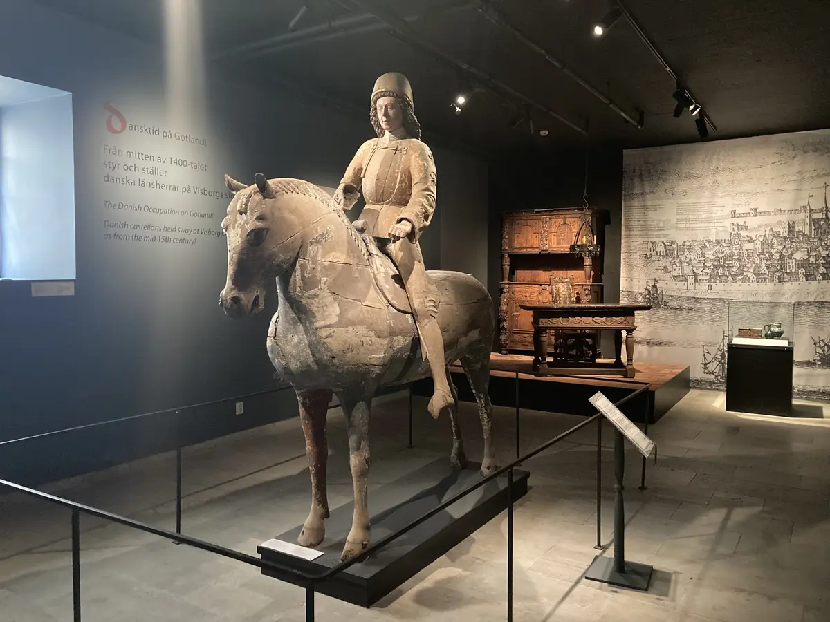Skulptur av trä föreställande ryttare (Sankt Göran) till häst.

Ryttaren är klädd i delvis försilvrad rustning med guldapplikationer och en guldfärgad vapenrock. Jackan har blomformade urtagningar på armarna. Håret är långt, lockigt och brunt och han bär en nästan cylindrisk huvudbonad. Skulpturen är hel runt om och hästen är ihålig inuti.

Ett rött Göranskors och hästens ursprungliga färg (apelkastad gråskimmel) talar för att det rör sig om en Sankt Görans-gestaltning. Johnny Roosval skriver i "Medeltida konst i Gotlands Fornsal" att skulpturen dateras till tiden 1460-1500. Roosval skriver vidare att skulpturen hört till en enhet med bland annat en drak- och prinsessframställning efter S:t Görans-myten.

Skulpturen har flera tydliga färgrester av bland annat rött och blått på hästen, rött på ryttarens jacka och mössa samt ringbrynjemålning på benen. På hästen finns flera ristade märken: bomärken och initialer, som Roosval daterar till 1500-talet.

Ryttaren restaurerades troligen vid mitten av 1600-talet och omarbetades då till en ryttare från 30-åriga kriget, varvid den lansbärande högerarmen togs bort och troligen ersattes med en arm som förde ett svärd eller en värja i paradställning. Att döma av ett övermålat årtal gjordes detta efter 1647.

Skulpturen är med all säkerhet ett arbete från en verkstad i Lübeck.