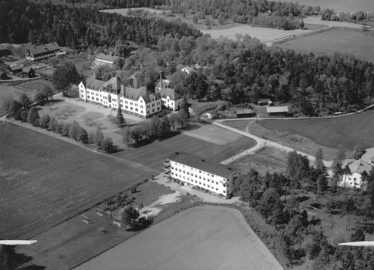 Flygfoto över Fittja med Slagsta skol- och småbarnshem.