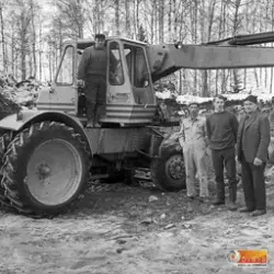 Fr.v. Grävmaskinist Sigfrid Larsson, Bofara, i sin Carman. S