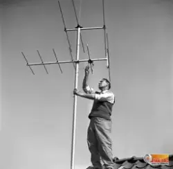 Centralantenn monteras i Kilafors. Hugo Flink jobbade på Fli