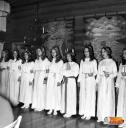 Lucia 1970 i Hanebo församlingshem.
Fr v: Annika Persson, El