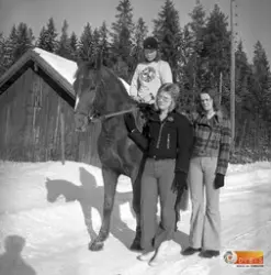 Tre skollediga under sportlovet 1973.
På hästen Annika Sjökv
