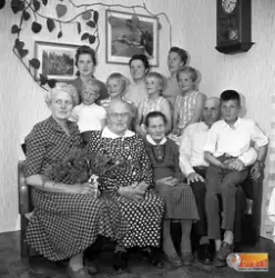 Familjen Wall i Sörberget, Hallen, Kilafors.
Fr v. övre rade