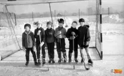 Pojkar som spelar bandy på ÖN:s idrottsplats i Edsbyn.
1.
2.