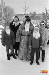 Vuxna och barn utklädda till tomtar